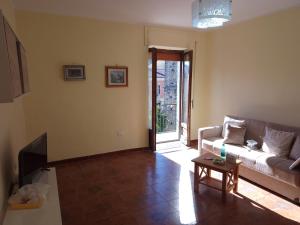 a living room with a couch and a table at Appartamento Stio in Stio