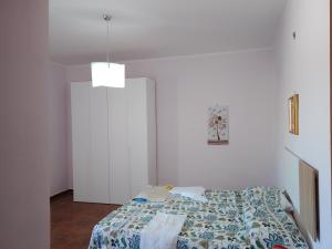 a bedroom with a bed in a white room at Appartamento Stio in Stio