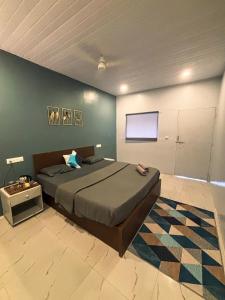 Rúm í herbergi á Traverse Luxe Hostel Palolem