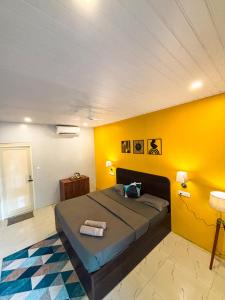 Rúm í herbergi á Traverse Luxe Hostel Palolem