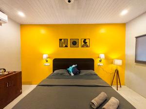 Rúm í herbergi á Traverse Luxe Hostel Palolem