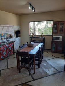 a kitchen with a table and chairs in a room at Casa na linda praia de Jericoacoara in Jericoacoara