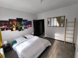 Postel nebo postele na pokoji v ubytování Rivage Ardennais - chateau - CHU -T2-queen size