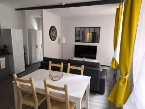 TV a/nebo společenská místnost v ubytování Rivage Ardennais - chateau - CHU -T2-queen size
