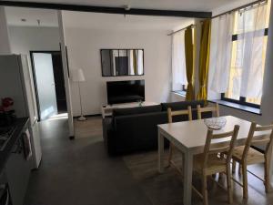 TV a/nebo společenská místnost v ubytování Rivage Ardennais - chateau - CHU -T2-queen size