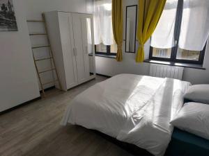 Postel nebo postele na pokoji v ubytování Rivage Ardennais - chateau - CHU -T2-queen size