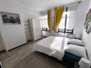 Postel nebo postele na pokoji v ubytování Rivage Ardennais - chateau - CHU -T2-queen size