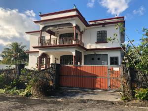 拉戈莱特Skipper Dan Bungalow的白色房子,有橙色门