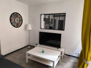 TV a/nebo společenská místnost v ubytování Rivage Ardennais - chateau - CHU -T2-queen size