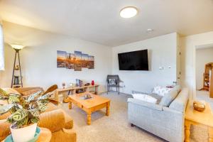 Televisyen dan/atau pusat hiburan di Mtn Views and Private Courtyard Home in Pueblo West