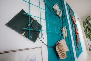 ein Zimmer mit einer blauen Wand, an der ein Telefon hängt in der Unterkunft Pensiunea Subcarpati in Jiblea Veche