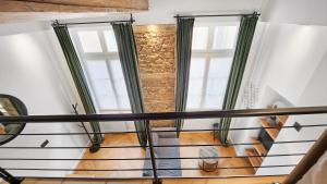 un perro parado en las escaleras delante de dos ventanas en Studio Capucins, en Lyon