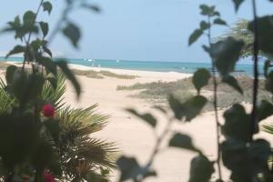 - Vistas a la playa desde una planta en Casa Mar Doce, en Sal Rei