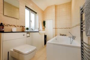 O baie la Comfy stays, Rotherham for contractors & Families, spacious conservatory, free parking, wifi etc +55 fotografii