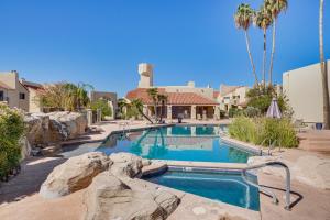 Bazén v ubytování Pool and Hot Tub Updated Tucson Condo with Workspace nebo v jeho okolí