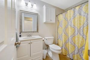 埃佩克斯Apex Comfort - Modern 3BR 2BA Home in Apex, NC的浴室设有卫生间、水槽和淋浴帘