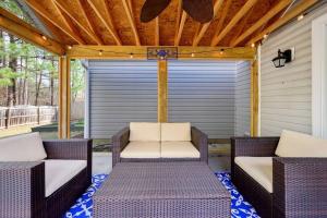 Apex Comfort - Modern 3BR 2BA Home in Apex, NC的休息区