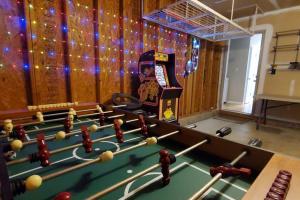 Apex Comfort - Modern 3BR 2BA Home in Apex, NC内的一张台球桌
