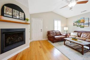 Apex Comfort - Modern 3BR 2BA Home in Apex, NC的休息区