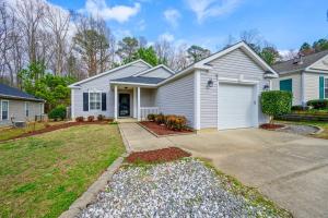 埃佩克斯Apex Comfort - Modern 3BR 2BA Home in Apex, NC的白色的房子,有车库和车道