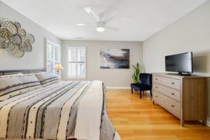 Apex Comfort - Modern 3BR 2BA Home in Apex, NC客房内的一张或多张床位
