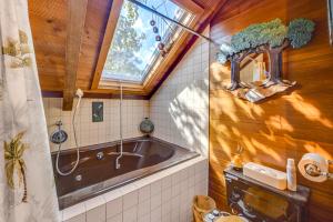 Koupelna v ubytování Pet-Friendly Gem with Private Dock in Deltaville!