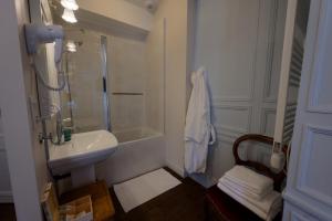 Guest House Saint Yves的一间浴室