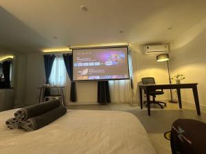 TV a/nebo společenská místnost v ubytování The White Den Sukhumvit 44