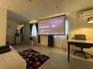 TV a/nebo společenská místnost v ubytování The White Den Sukhumvit 44