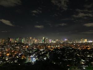 une vue d'une ville la nuit dans l'établissement Netflix & Chill at Pablo's Homestay-Grace Residences Tower 4, à Manille