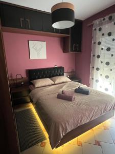 um quarto com uma cama com dois travesseiros em Happy Colors House Xanthi em Xanthi