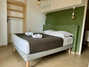 a bedroom with a bed with two towels on it at Appartement Mare è Machja avec piscine et vue mer in Sari Solenzara