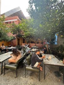 Restoran või mõni muu söögikoht majutusasutuses Kwabahal Garden Hostel