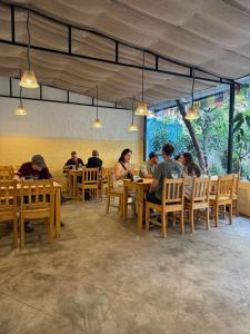 Restoran või mõni muu söögikoht majutusasutuses Kwabahal Garden Hostel