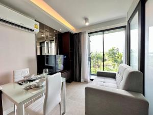 TV a/nebo společenská místnost v ubytování Aristo Resort M08 Surin Beach