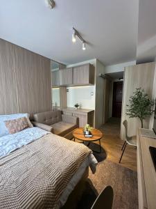 Una cama o camas en una habitación de El Suite