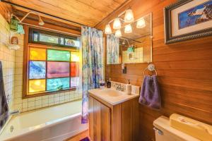 Koupelna v ubytování Pet-Friendly Gem with Private Dock in Deltaville! + 21 fotografií