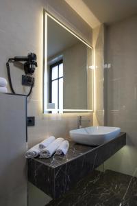 Ένα μπάνιο στο Apartments by Old Town Hotel