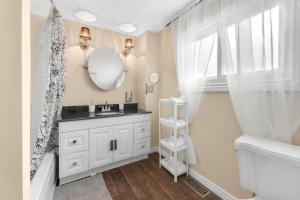 Ένα μπάνιο στο Grill and Chill 4BR Bayside Sunroom Oasis +72 φωτογραφίες