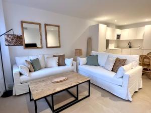 ein Wohnzimmer mit zwei weißen Sofas und einem Tisch in der Unterkunft Beach LUXURY - ALTEA Puerto de Campomanes in Altea + 65 Fotos