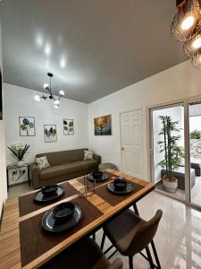 a living room with a table and a couch at Casa Los Ausoles con Jacuzzi in Ahuachapán
