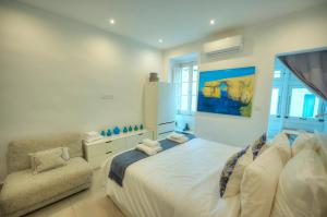 Postel nebo postele na pokoji v ubytování Seaview Sliema 30 seconds to High Street & Ferry, 2x Double En-suite Bedrooms, Modern Whole Traditional Townhouse, Kitchen, Living Area, & Roof Terrace