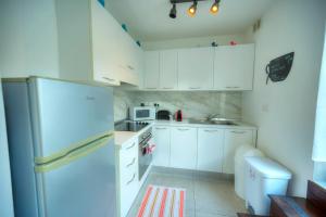 Cucina o angolo cottura di Seaview Sliema 30 seconds to High Street & Ferry, 2x Double En-suite Bedrooms, Modern Whole Traditional Townhouse, Kitchen, Living Area, & Roof Terrace