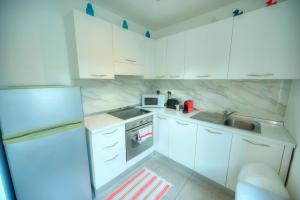 Cucina o angolo cottura di Seaview Sliema 30 seconds to High Street & Ferry, 2x Double En-suite Bedrooms, Modern Whole Traditional Townhouse, Kitchen, Living Area, & Roof Terrace
