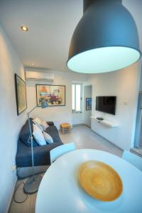 TV o dispositivi per l'intrattenimento presso Seaview Sliema 30 seconds to High Street & Ferry, 2x Double En-suite Bedrooms, Modern Whole Traditional Townhouse, Kitchen, Living Area, & Roof Terrace
