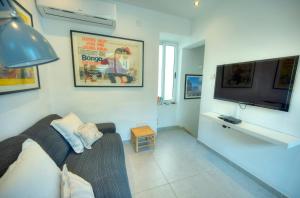 TV a/nebo společenská místnost v ubytování Seaview Sliema 30 seconds to High Street & Ferry, 2x Double En-suite Bedrooms, Modern Whole Traditional Townhouse, Kitchen, Living Area, & Roof Terrace