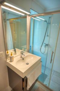 Bagno di Seaview Sliema 30 seconds to High Street & Ferry, 2x Double En-suite Bedrooms, Modern Whole Traditional Townhouse, Kitchen, Living Area, & Roof Terrace