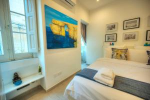 Letto o letti in una camera di Seaview Sliema 30 seconds to High Street & Ferry, 2x Double En-suite Bedrooms, Modern Whole Traditional Townhouse, Kitchen, Living Area, & Roof Terrace