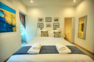 Letto o letti in una camera di Seaview Sliema 30 seconds to High Street & Ferry, 2x Double En-suite Bedrooms, Modern Whole Traditional Townhouse, Kitchen, Living Area, & Roof Terrace