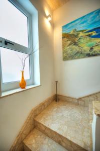 Foto dalla galleria di Seaview Sliema 30 seconds to High Street & Ferry, 2x Double En-suite Bedrooms, Modern Whole Traditional Townhouse, Kitchen, Living Area, & Roof Terrace a Sliema